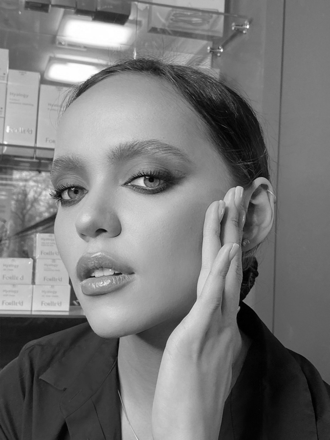 <span style="font-weight: bold;">MAKE UP/ BROW BAR</span>